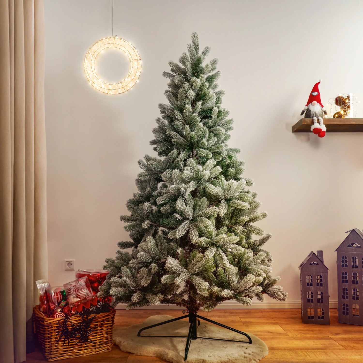 Weihnachtliche Kunsttanne Nagano, 150 cm hoch, mit Kunstschnee und Ständer.