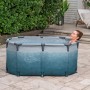 Bestway Eisbad Glacial Dip, oval, 150x90x65 cm, mit Frau im Wasser. Aufblasbarer Whirlpool für den Garten.