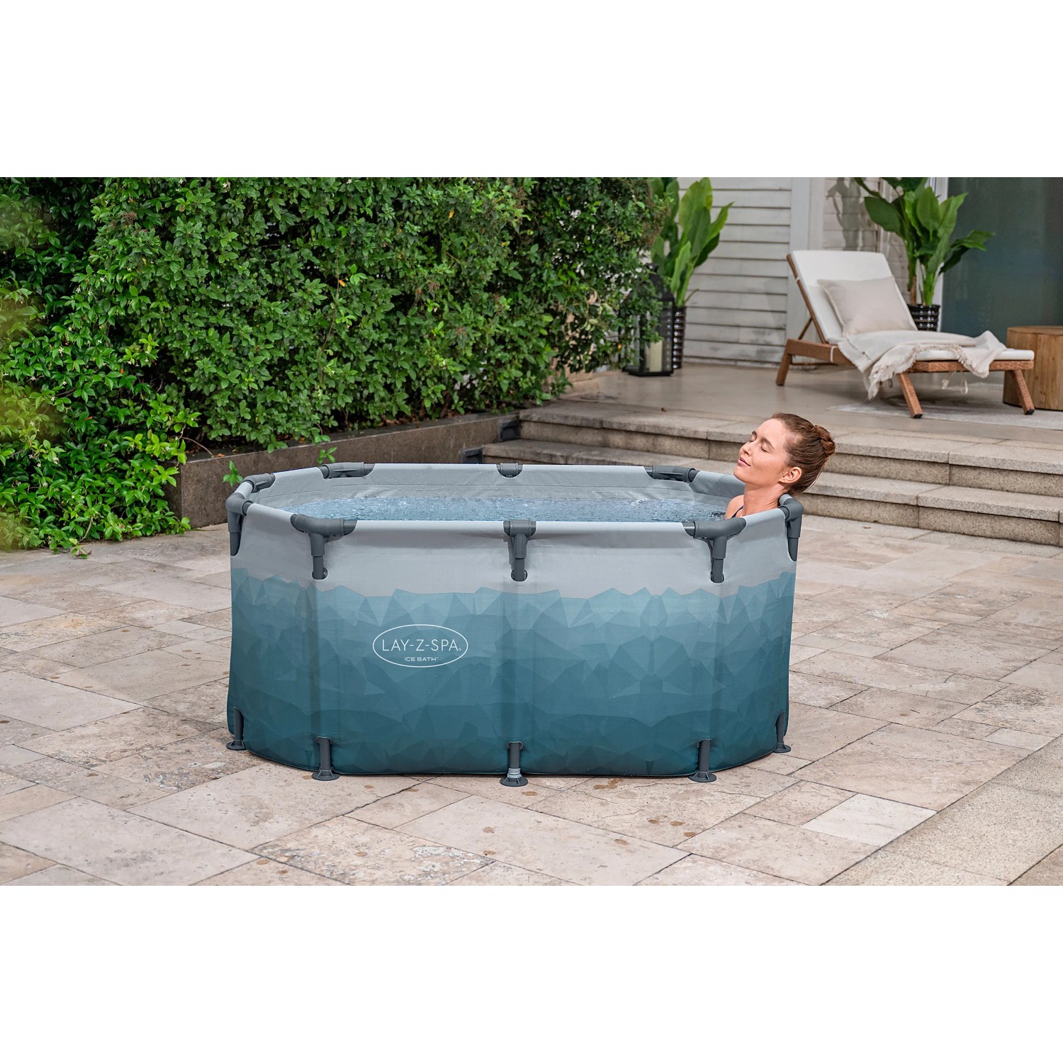 Bestway Eisbad Glacial Dip, oval, 150x90x65 cm, mit Frau im Wasser. Aufblasbarer Whirlpool für den Garten.