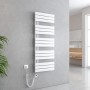 Weißer, elektrischer Emke Badheizkörper 50x132cm mit Thermostat und Timer an grauer Wand.