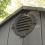 Detailansicht: Rundes Lüftungsgitter im Kunststoff-Gartenhaus Saturn.
