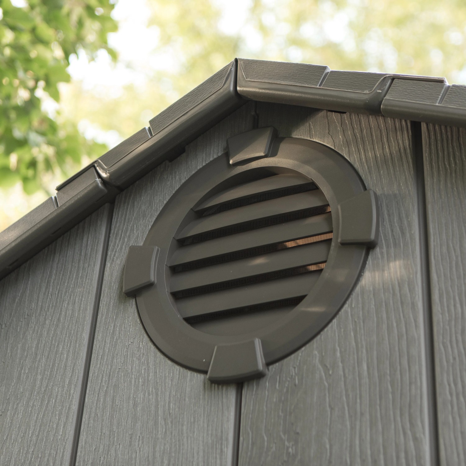 Detailansicht: Rundes Lüftungsgitter im Kunststoff-Gartenhaus Saturn.