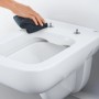 Reinigung des weißen Grohe Wand-Tiefspül-WC Start Edge mit Tuch.