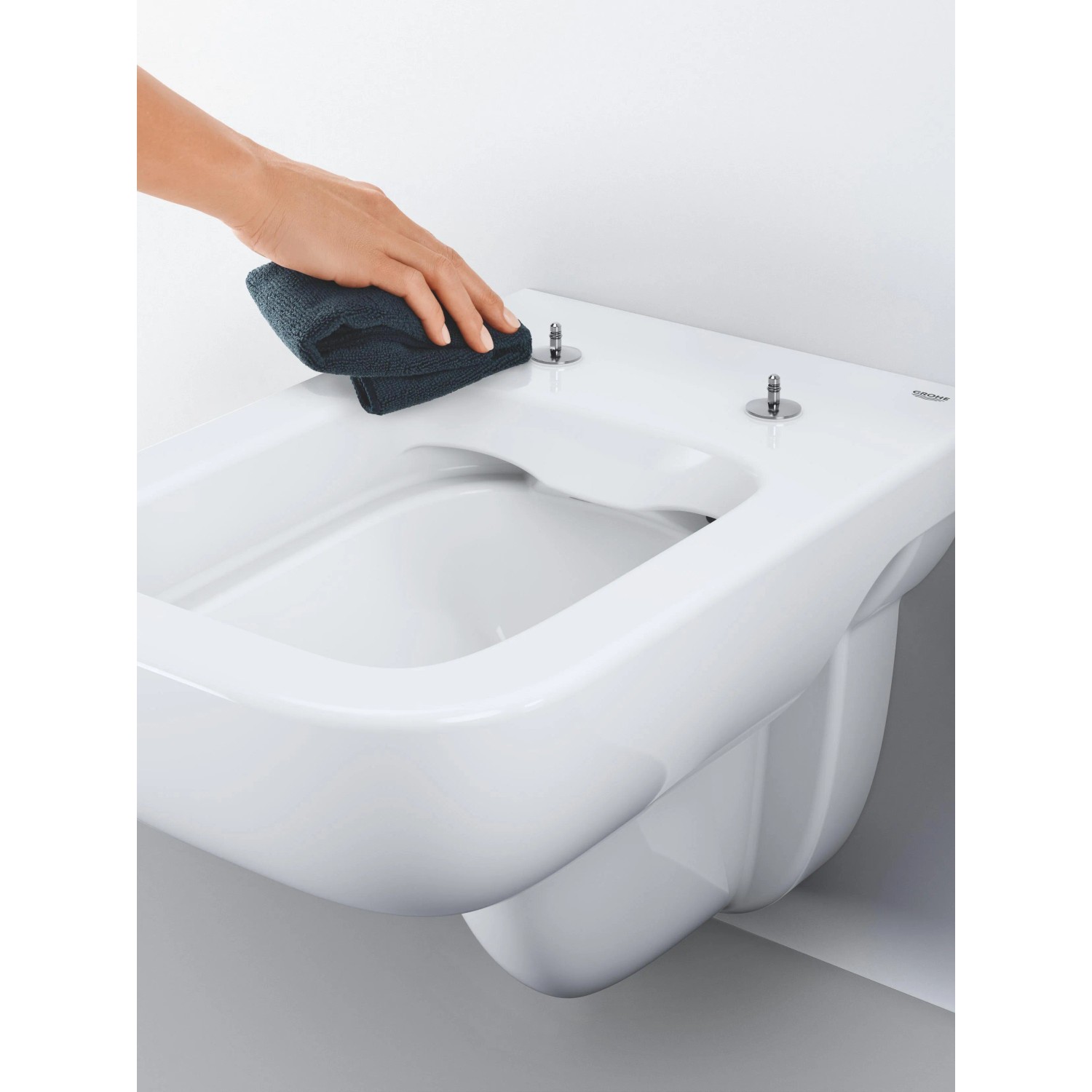 Reinigung des weißen Grohe Wand-Tiefspül-WC Start Edge mit Tuch.