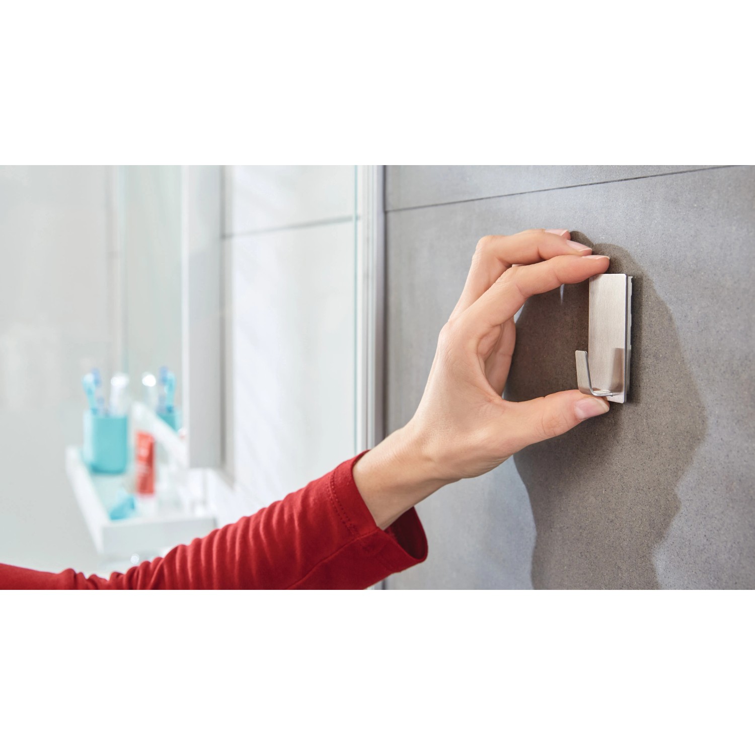 Tesa Powerstrips Haken Waterproof eckig Edelstahl Large an grauer Badezimmerwand.