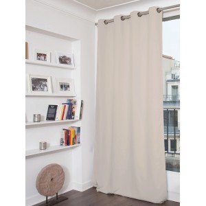 Hellgrauer Moondream Wärmeschutzvorhang (260x145cm) am Fenster, sorgt für Verdunkelung und Energieeinsparung.