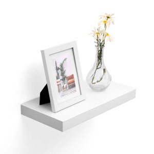 Weißes Vasagle Wandboard (40 cm) mit Deko: Bilderrahmen und Vase mit Blumen.