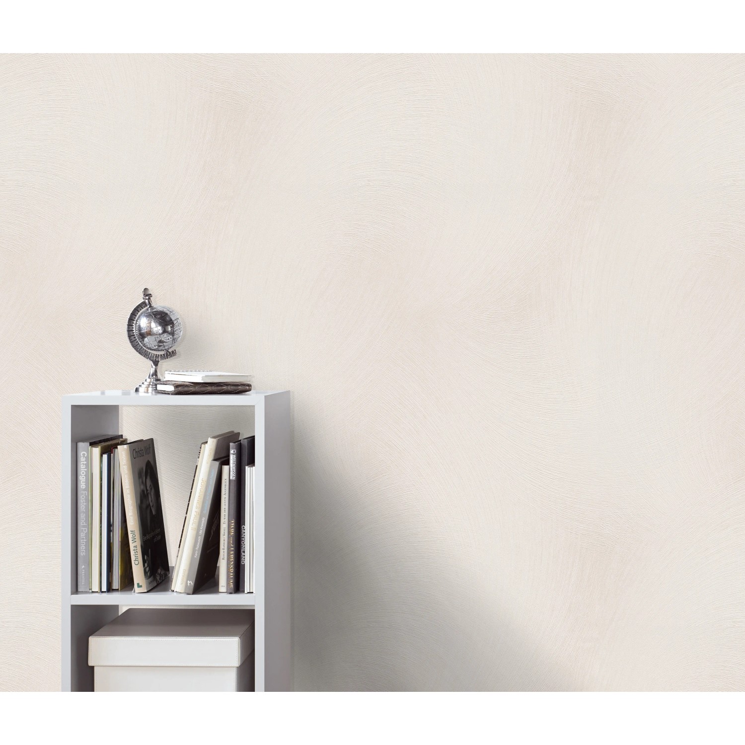 Erismann Vliestapete Spotlight EnVogue Creme an Wand, mit Regal und Deko. FSC®-zertifiziert.