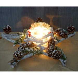 Sternförmiger Adventskranz aus weiß gekalkten Ästen mit Kerzenglas, Tannenzapfen und roten Beeren. Weihnachtsdeko.