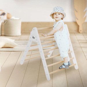 Weißes Joyz Kletterdreieck aus Holz für Kinder ab 2 Jahren im Innenbereich.