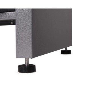 Detailaufnahme: Verstellbare Füße der Ondis24 Werkbank Wolle für optimalen Stand.