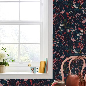 Detailaufnahme der blauen Joules Vliestapete Fields Edge Floral mit Blumenmuster im Raum.
