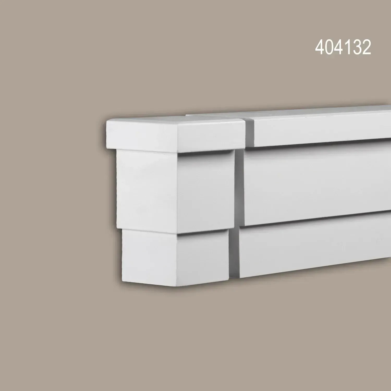 Weißes PROFHOME Stirnelement 404132 für Fassaden, 9x9x15,2 cm, aus Polyurethan.