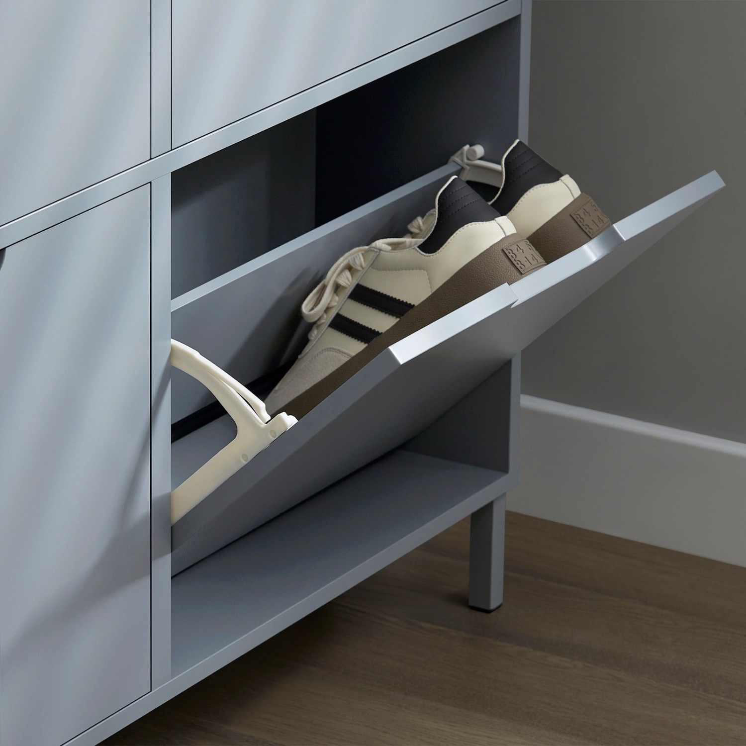 SoBuy Schuhkipper FSR100-HG, hellgrau, mit Schuhen in geöffneter Klappe.