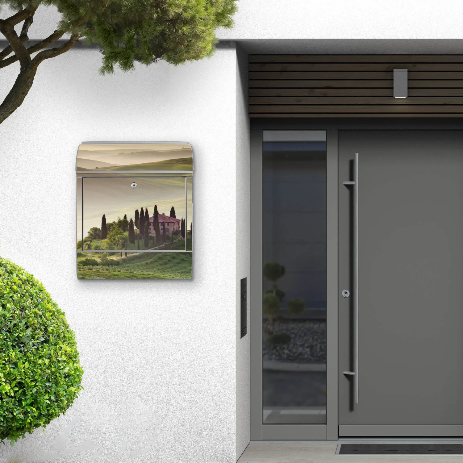 Silberner Design Briefkasten mit Toscana Motiv und Zeitungsfach. Wandbriefkasten aus pulverbeschichtetem Stahl.