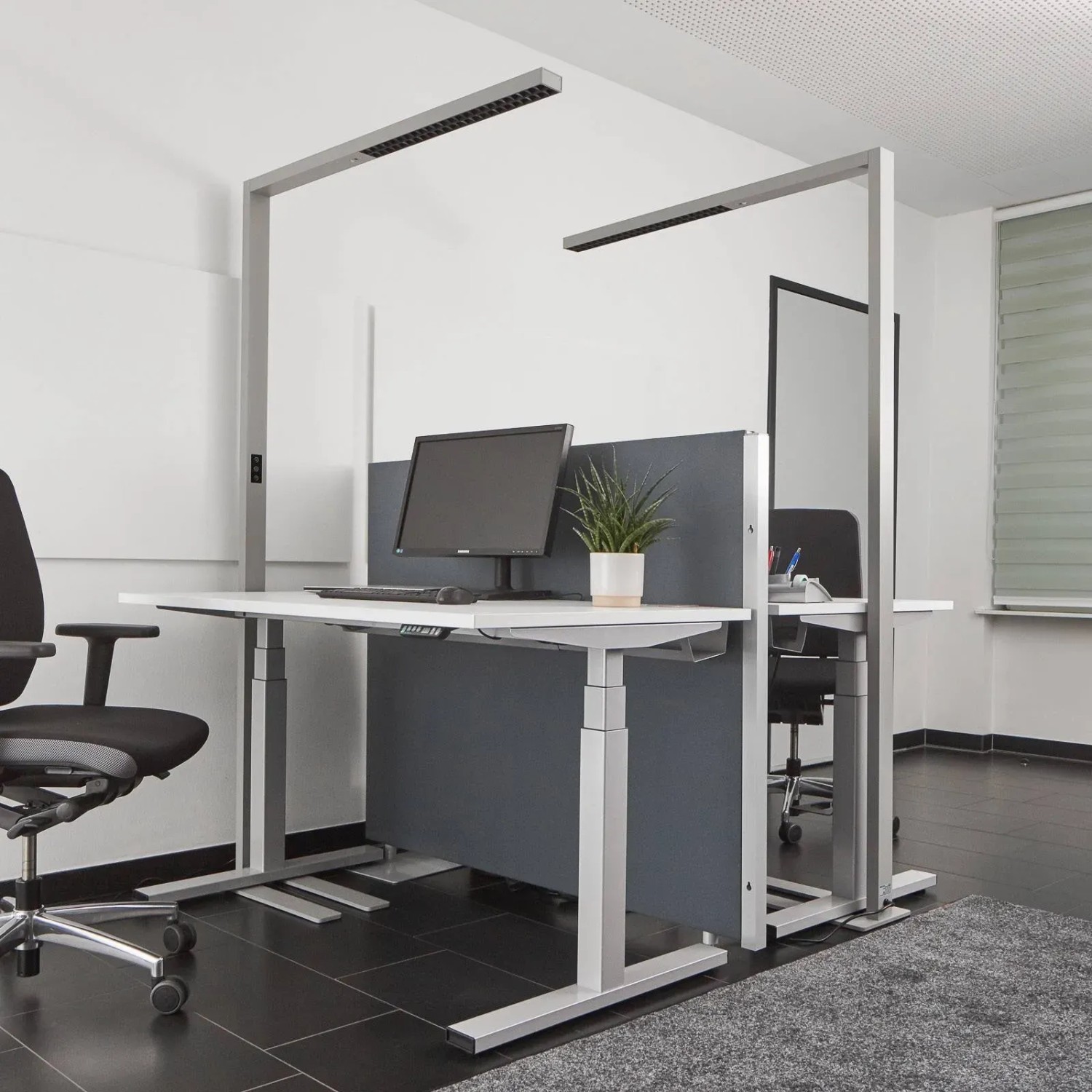 Moderne, dimmbare Arcchio LED Bürostehleuchte Jolinda aus Aluminium für optimale Beleuchtung am Arbeitsplatz.