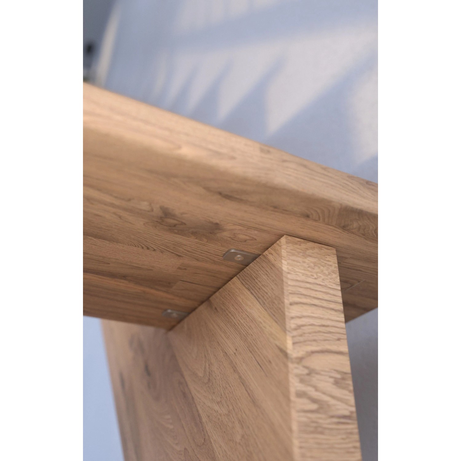 Detailaufnahme: Trittstufe und Wange der Lindos Eiche Treppe mit Design-Geländer.