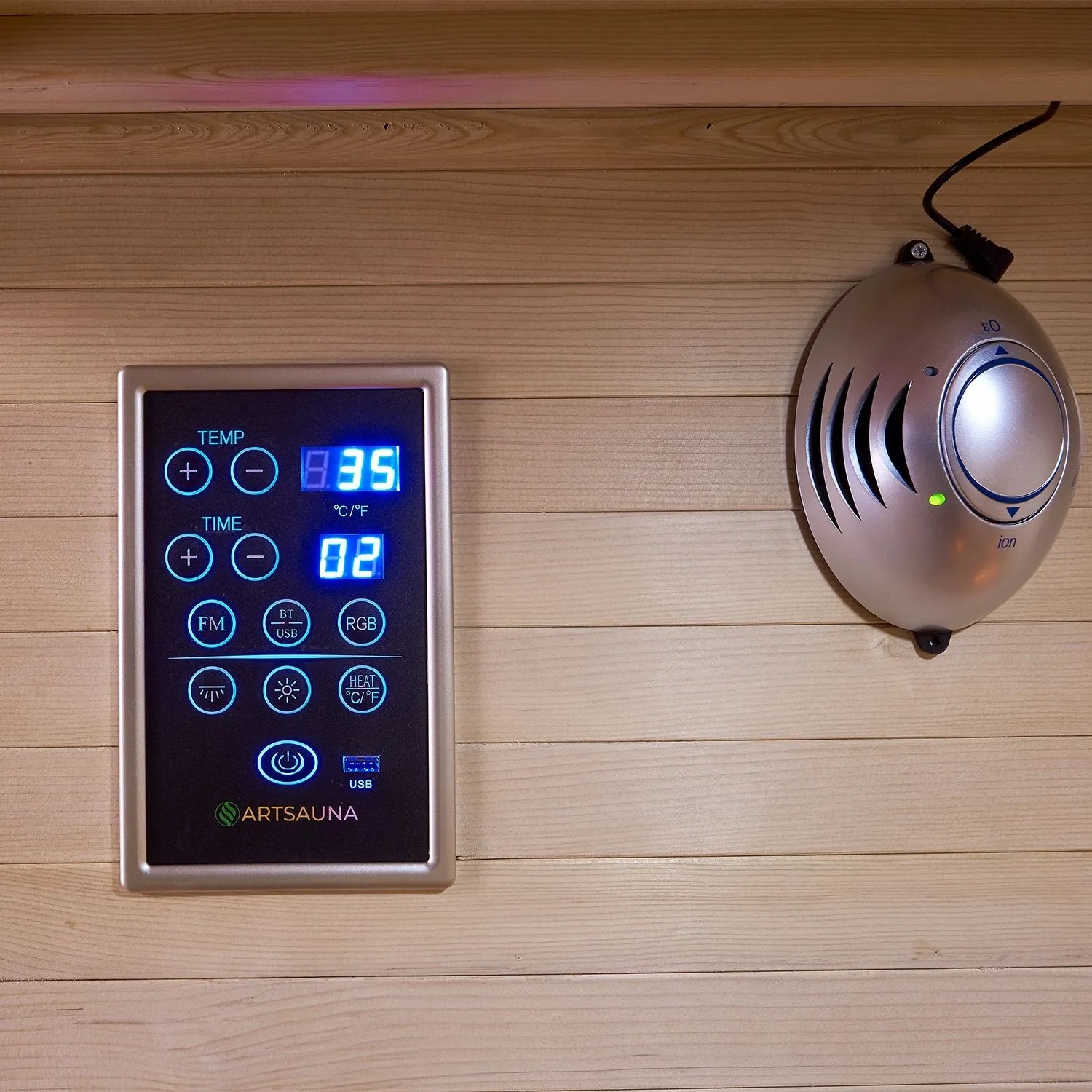 Detailaufnahme: Bedienfeld und Ionisator der Artsauna Infrarotkabine Nyborg E150K.