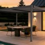 Freistehende, taupefarbene Cazeboo Piana Bioklimatische Pergola 4x3m aus Aluminium mit Esstisch und Stühlen.