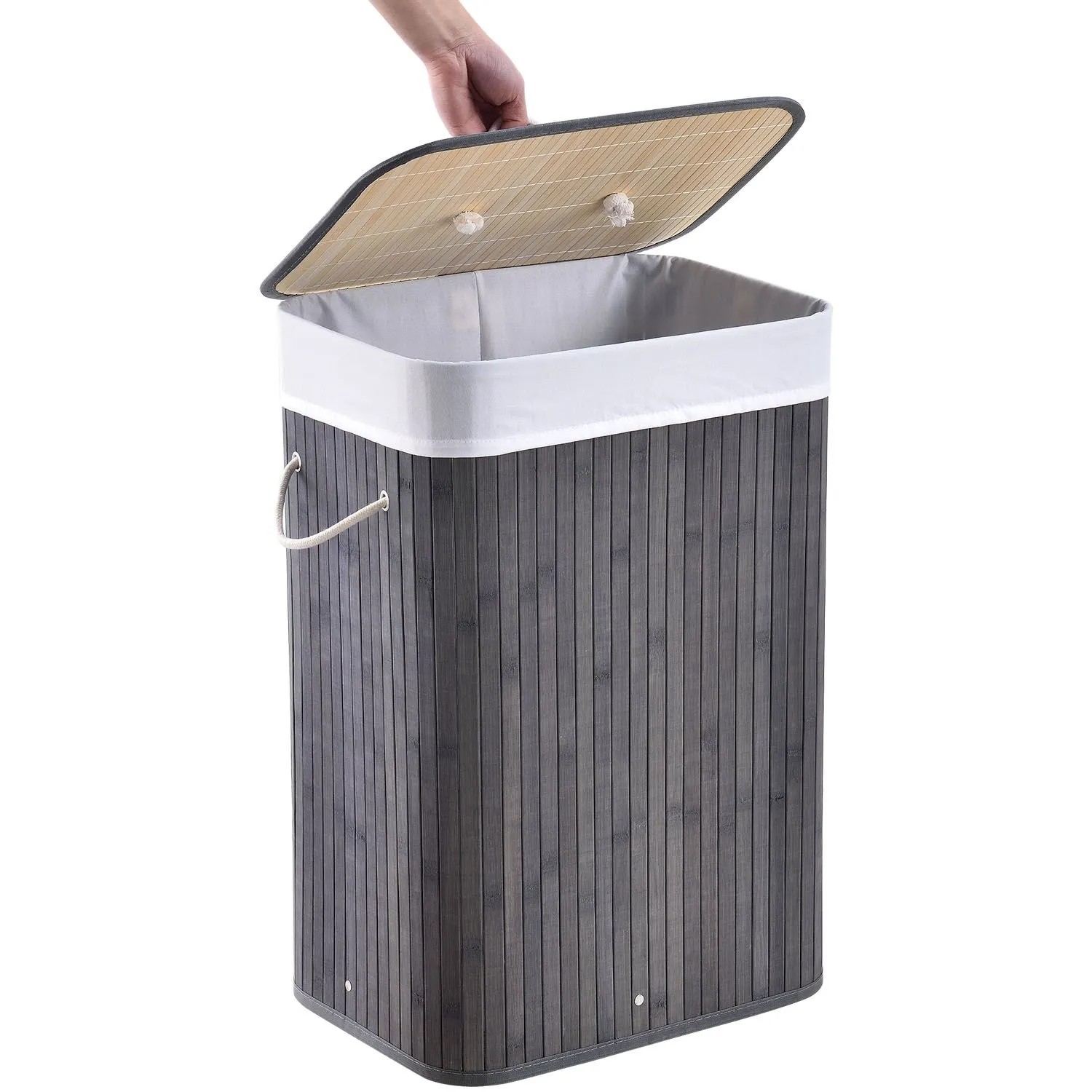 Grauer Juskys Bambus Wäschekorb Curly (72L) mit Wäschesack, Deckel geöffnet.
