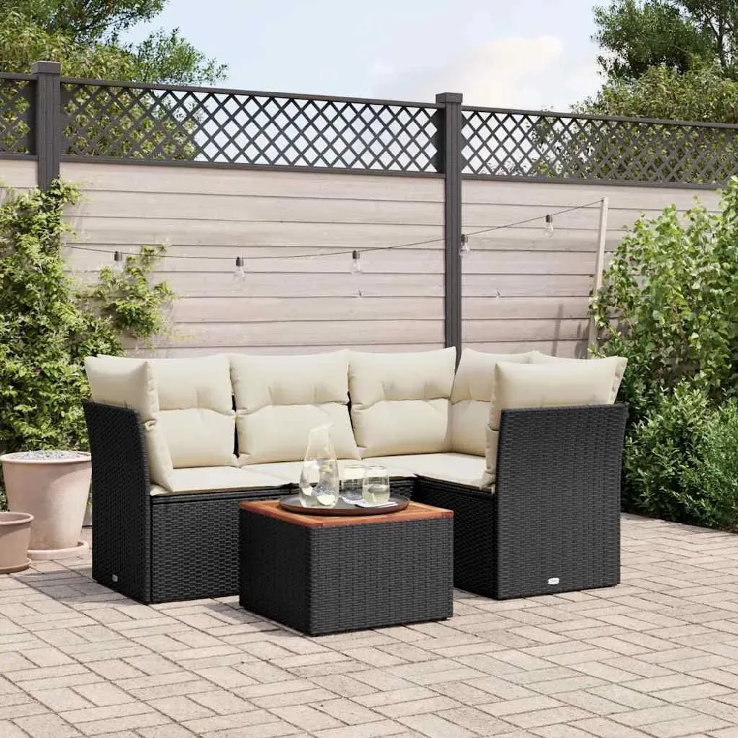 Schwarze 5-tlg. vidaXL Garten-Sofagarnitur aus Rattan mit cremefarbenen Kissen und Tisch.