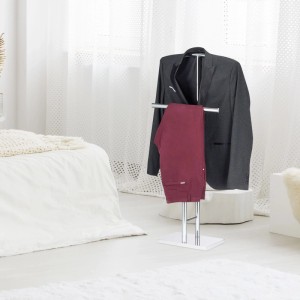 Freistehender Relaxdays Herrendiener aus Stahl, verchromt, mit Anzug und Hose.