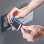 Hände setzen blauen Geberit DuoFresh Stick Einschub in Sigma UP-Spülkasten für WC-Drückerplatte ein.