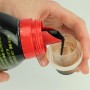 Nutri One Universal-Dünger: Flüssigdünger wird in Messbecher gegossen.