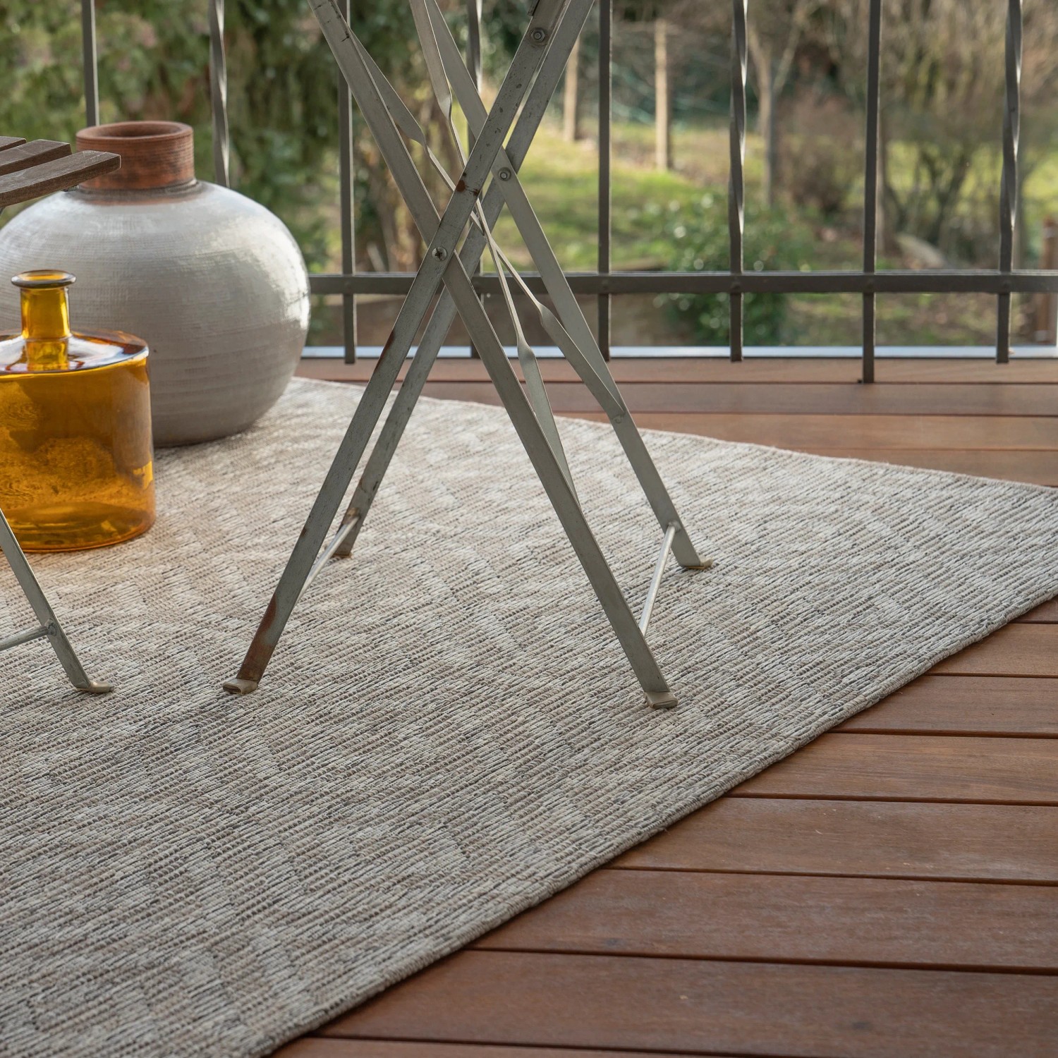 Taupefarbener Obsession Teppich Nordic 872 für Indoor & Outdoor auf Holzterrasse.