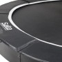 Detailaufnahme: Schwarzes Salta Royal Baseground Trampolin Ø 251 cm, ebenerdig im Gartenboden.