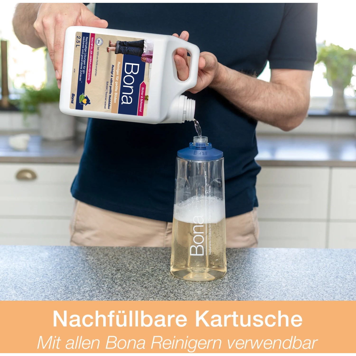 Bona Reiniger Nachfüllkanister für geölte Böden wird in eine Kartusche gefüllt.