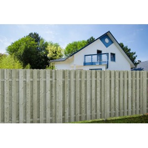 Sichtschutzzaun Lüneburg, druckimprägniert, 180x180 cm, vor Haus mit Garten.