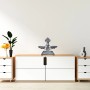 Graue Gusseisen Deko Waage im Antik-Design mit floralen Verzierungen. Nostalgische Zierwaage für stilvolles Wohnambiente.