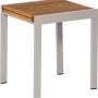 Quadratischer, ausziehbarer Balkontisch mit Akazienholzplatte und silbernem Gestell.