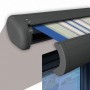 Elektrische Kassettenmarkise in Basaltgrau mit blau-weiß gestreiftem Markisentuch. Vollkassettenmarkise.