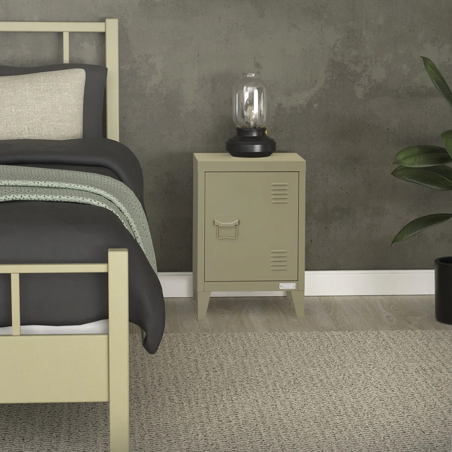 ML-Design Nachttisch in Olive aus Stahl im Industriedesign mit Tür und Lüftungsschlitzen.