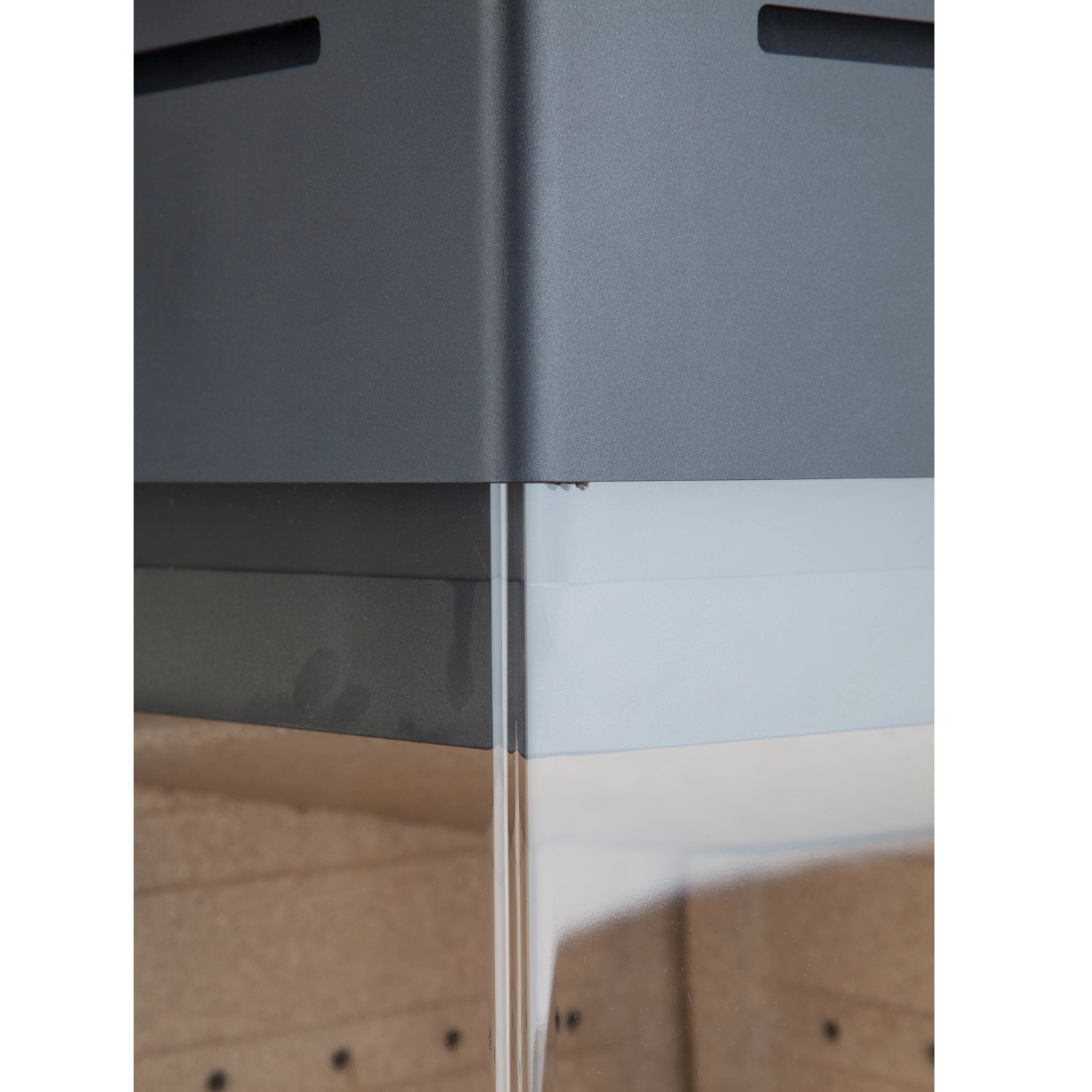 Detailaufnahme: Aduro Kaminofen 12, schwarzer Stahl, zweiseitiges Glas für optimale Sicht auf das Feuer.