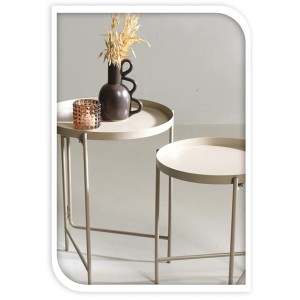Beistelltisch 2er Set aus Eisen in Sandfarben, modernes Design mit drei Beinen.