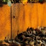 Bellissa Rasenkante Cortenstahl Edelrost, 118x20cm, im Garten verbaut. Metall mit Rostoptik.