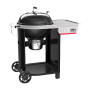 Schwarzer Weber Holzkohlegrill Performer 57 cm mit Seitentisch und Rollwagen.