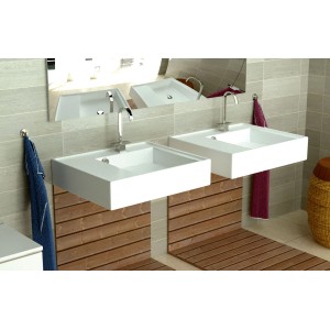 Zwei weiße, moderne Waschbecken mit Armaturen im Badezimmer.