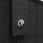 Detailaufnahme: Schwarze vidaXL Gartendusche aus Rattan mit Armatur.