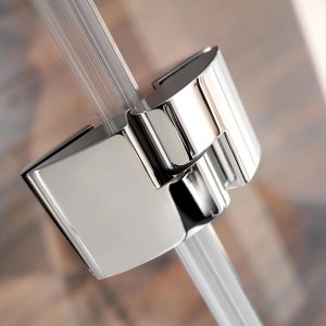Detailaufnahme: Chrom-Scharnier einer Breuer Runddusche Espira mit Klarglas. Hochwertige Bad-Ausstattung.