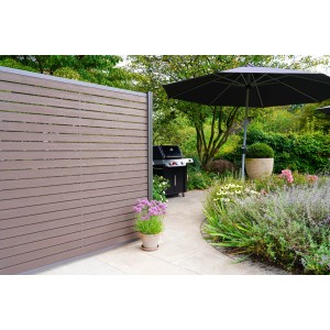 GartenLand WPC Zaun Kopenhagen, schokobraun, 180x180 cm, mit Holzstruktur und Aluminiumprofilen. Sichtschutz für Garten.