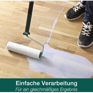 Auftragen von mattem Bona Home Parkettlack mit Farbroller auf Holzboden.