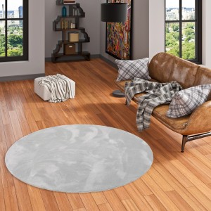 Runder, grauer Fellteppich „Pergamon Luxus Super Soft Pearl“, 120x120 cm, im Wohnzimmer.