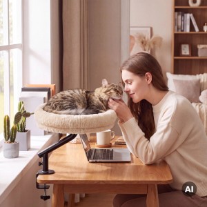 Beiges Fudajo Katzenbett am Schreibtisch mit schlafender Katze. Plüschige Katzenliege für gemütliche Arbeitsplätze.