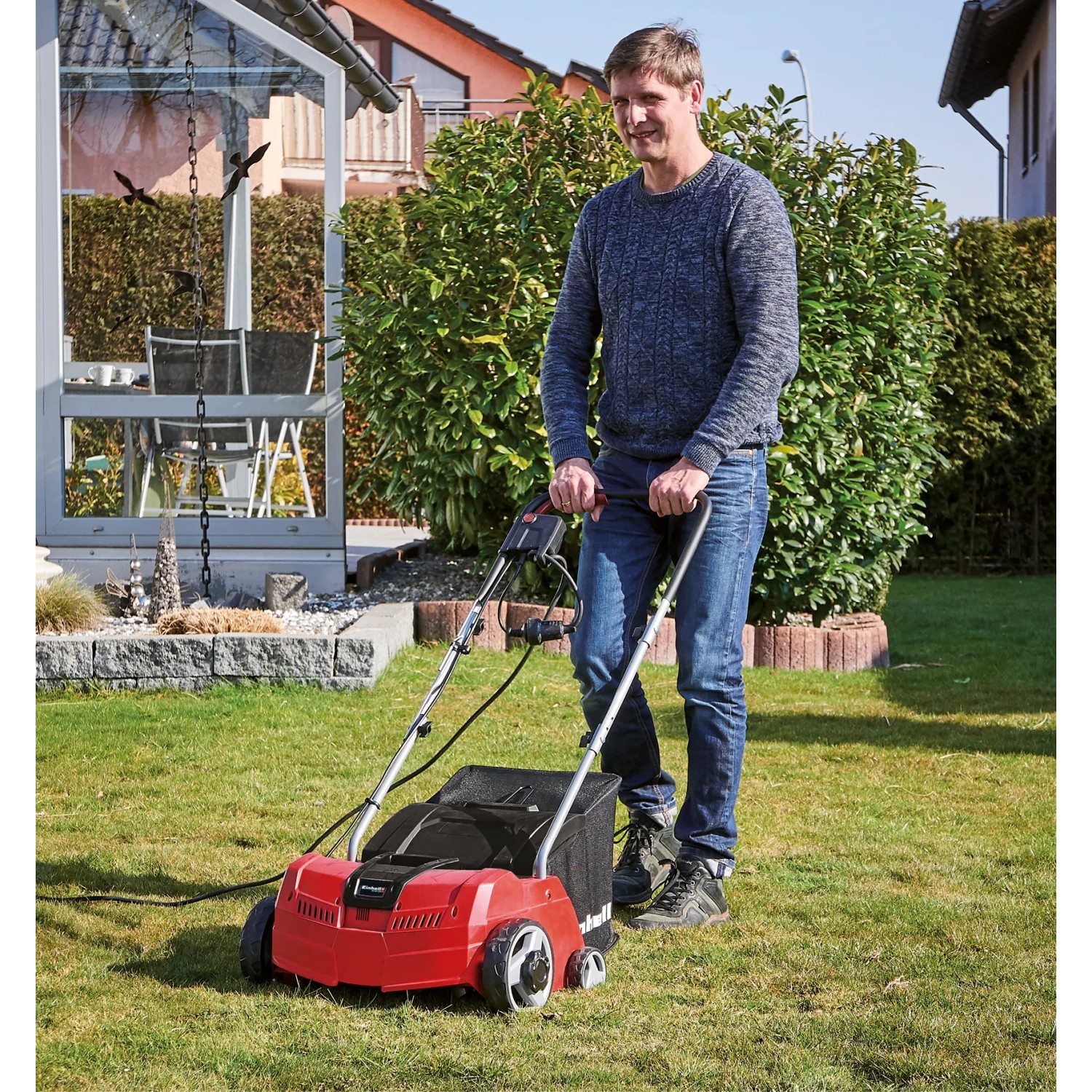 Einhell Elektro-Vertikutierer GC-SA 1231/1 im Einsatz auf Rasenfläche.