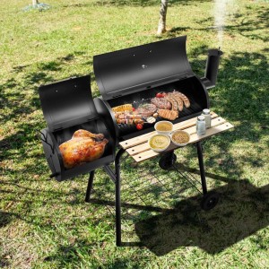 COSTWAY Holzkohlegrill 2-in-1 mit Räucherofen, Grillgut und Beilagen auf Ablage im Garten.