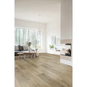 Verlegter, breiter Klebe-Vinylboden World of Dryback New Orleans Oak im Wohnraum.
